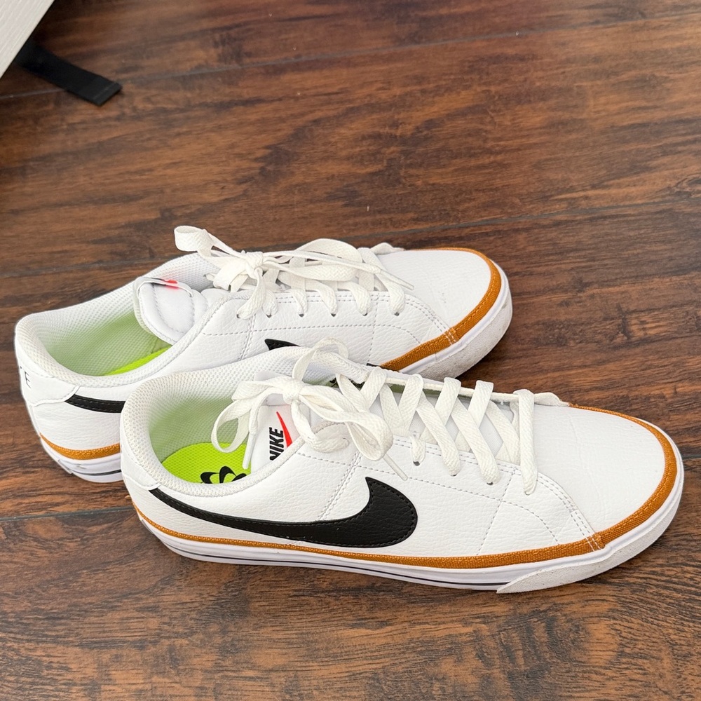 Nike Womens Sneakers Size 9 Almost New Condition